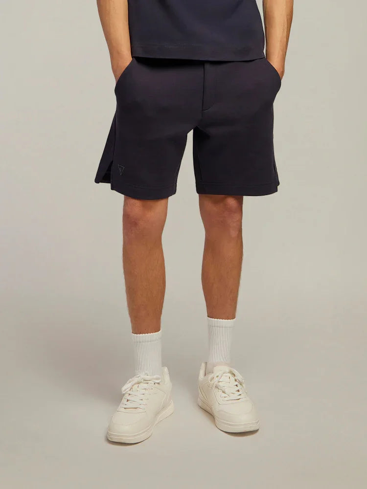 Bermuda uomo neri in cotone, stile casual, con sneakers bianche e calzini alti