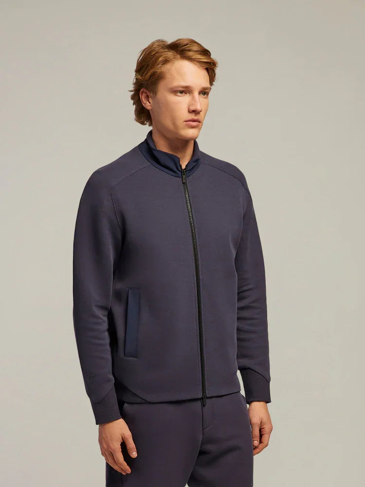 Modello uomo con giacca felpa blu navy zip, abbigliamento moderno casual elegante