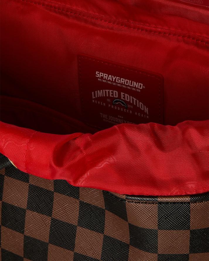 Dettaglio interno zaino Sprayground limited edition con fodera rossa e motivo a scacchi marrone