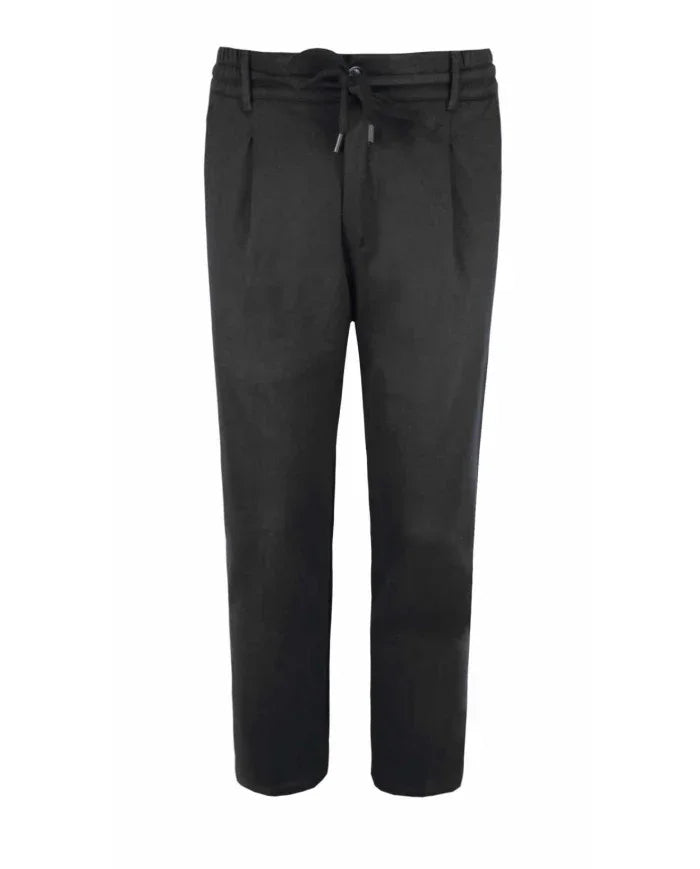 Pantaloni uomo neri eleganti con pince e laccio in vita, vestibilità moderna.