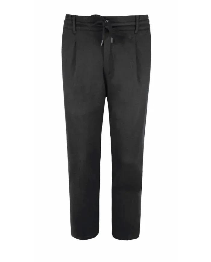 Pantaloni uomo neri eleganti con pince e laccio in vita, vestibilità moderna.