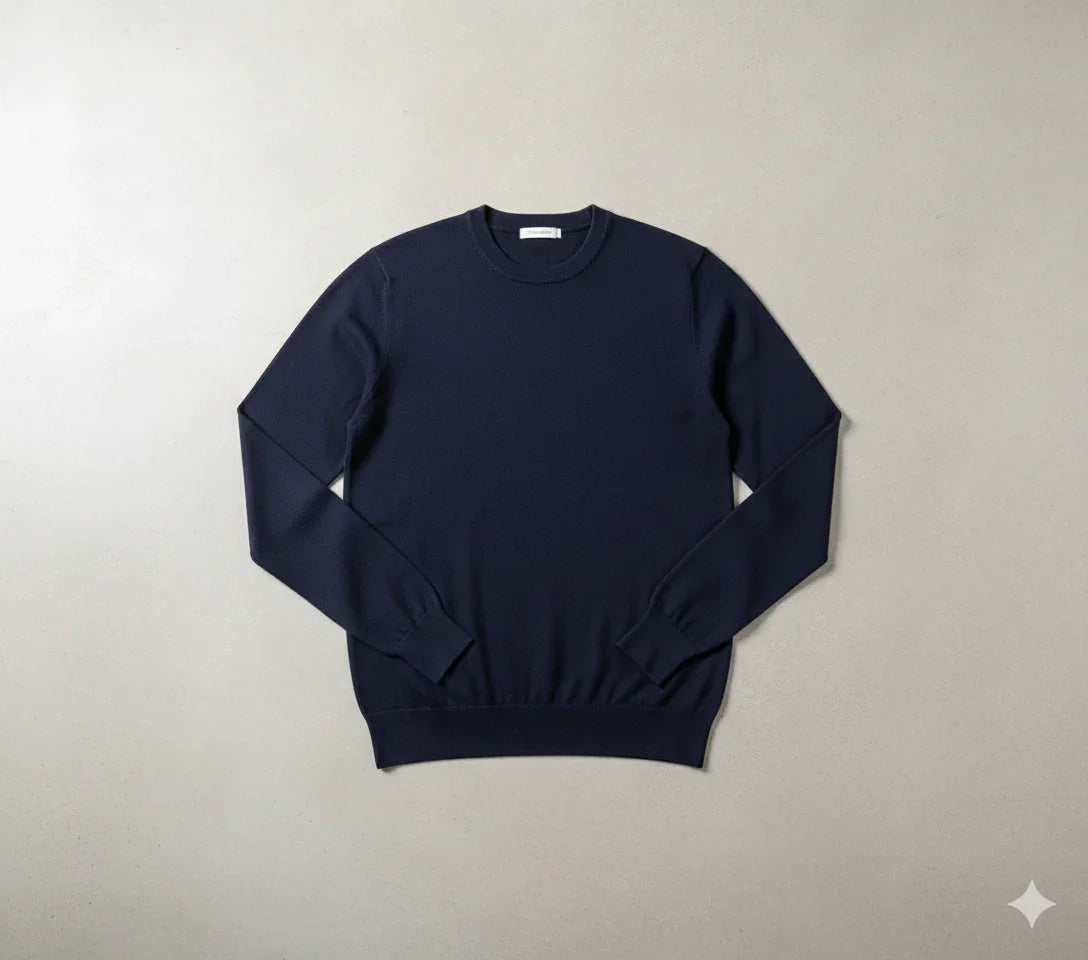 maglia uomo blu notte girocollo a maniche lunghe in misto viscosa su sfondo neutro
