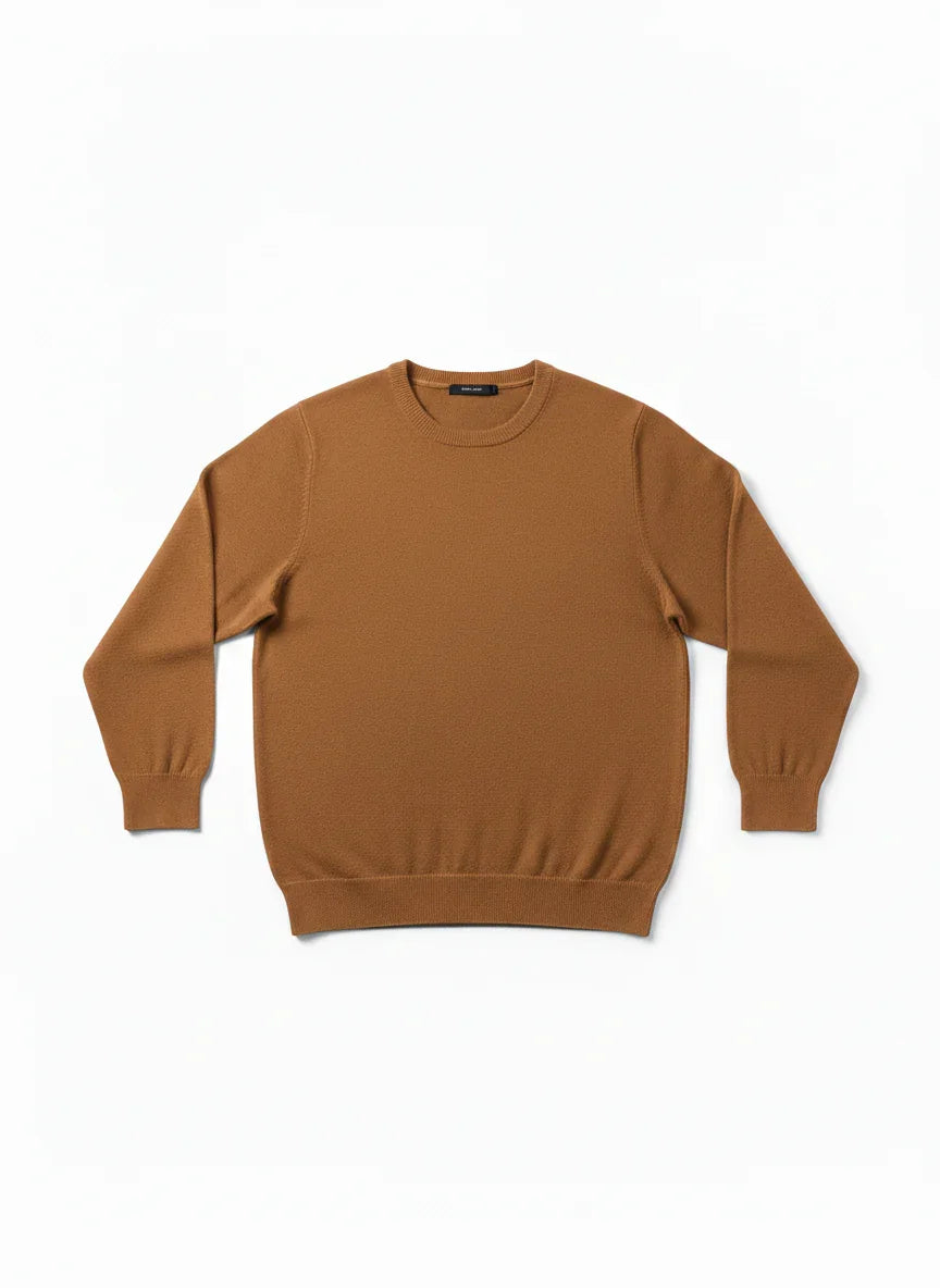 Maglione uomo cammello a girocollo, stile basic elegante, fondo e polsini a costine.