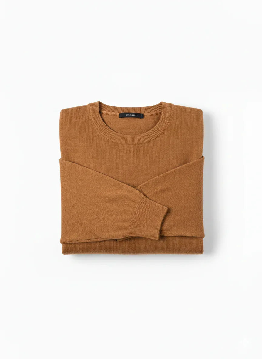 Maglione uomo cammello in lana, girocollo, stile casual elegante, su sfondo bianco.