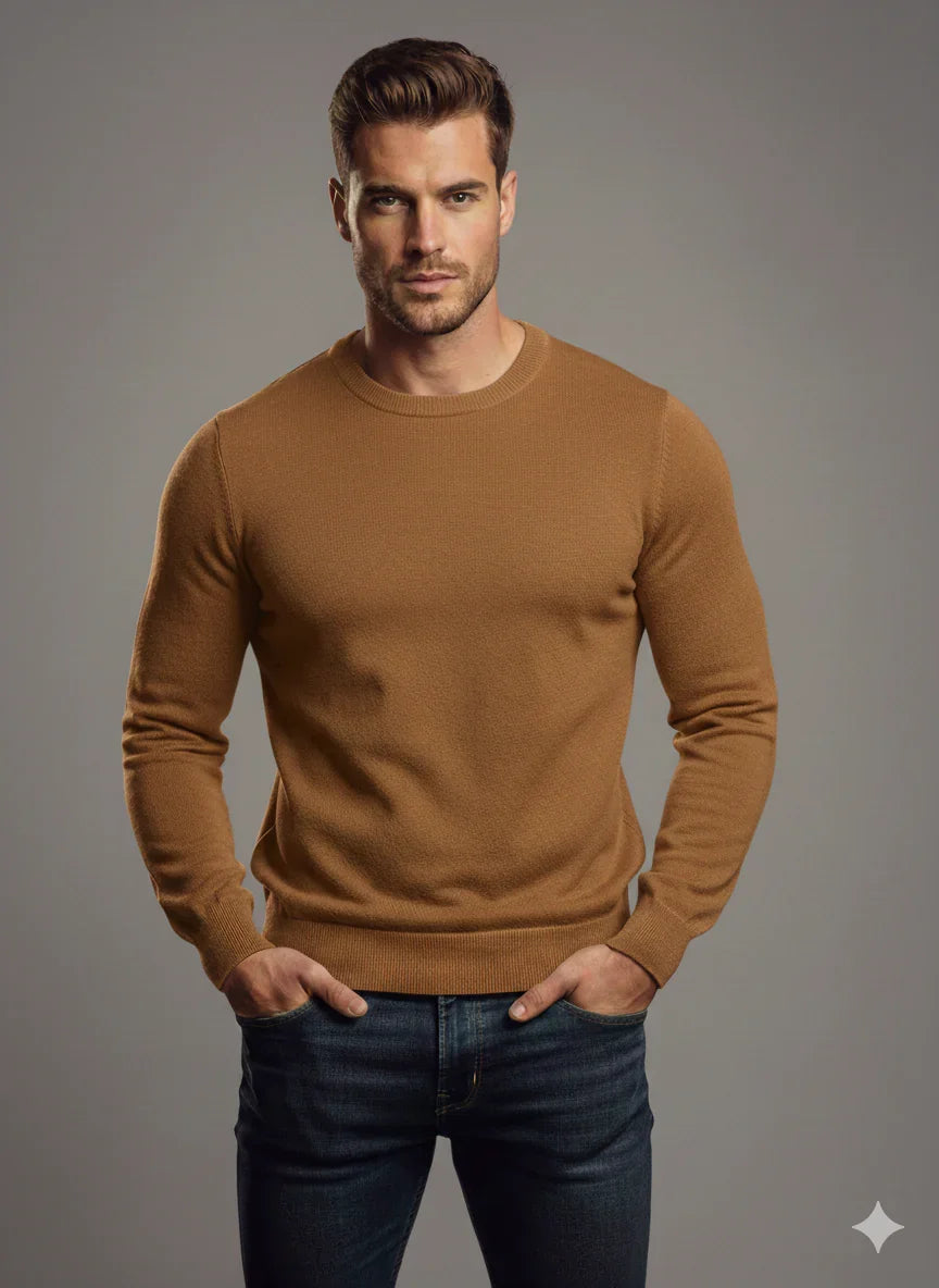 Maglione uomo color cammello a maniche lunghe, stile casual elegante, su sfondo neutro