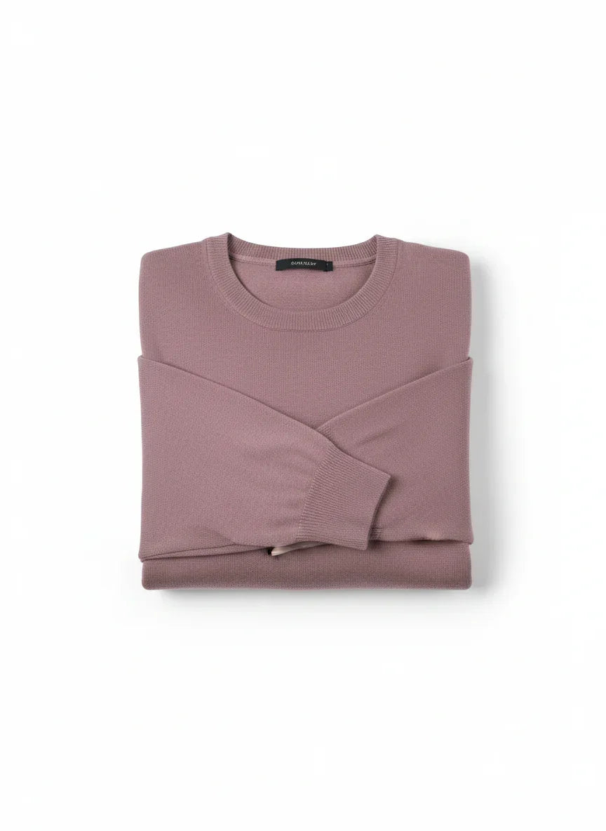 Maglione uomo lilla chiaro girocollo in maglia fine, piegato su sfondo bianco.