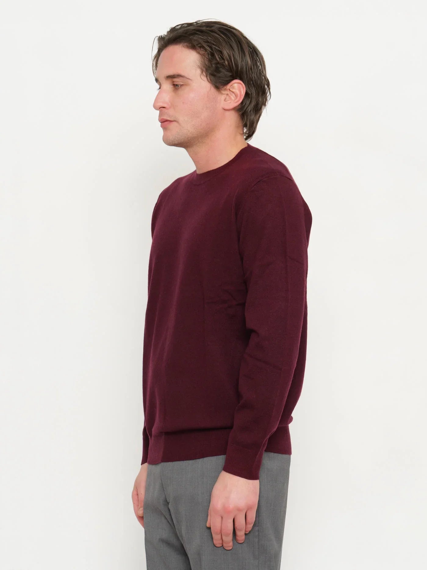Maglione uomo color prugna a maniche lunghe, abbigliamento elegante su modello