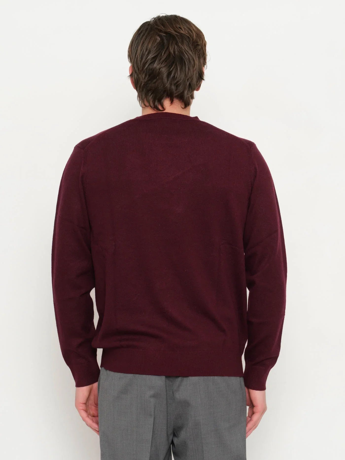 Maglione uomo color prugna in lana, visto da dietro, abbigliamento elegante