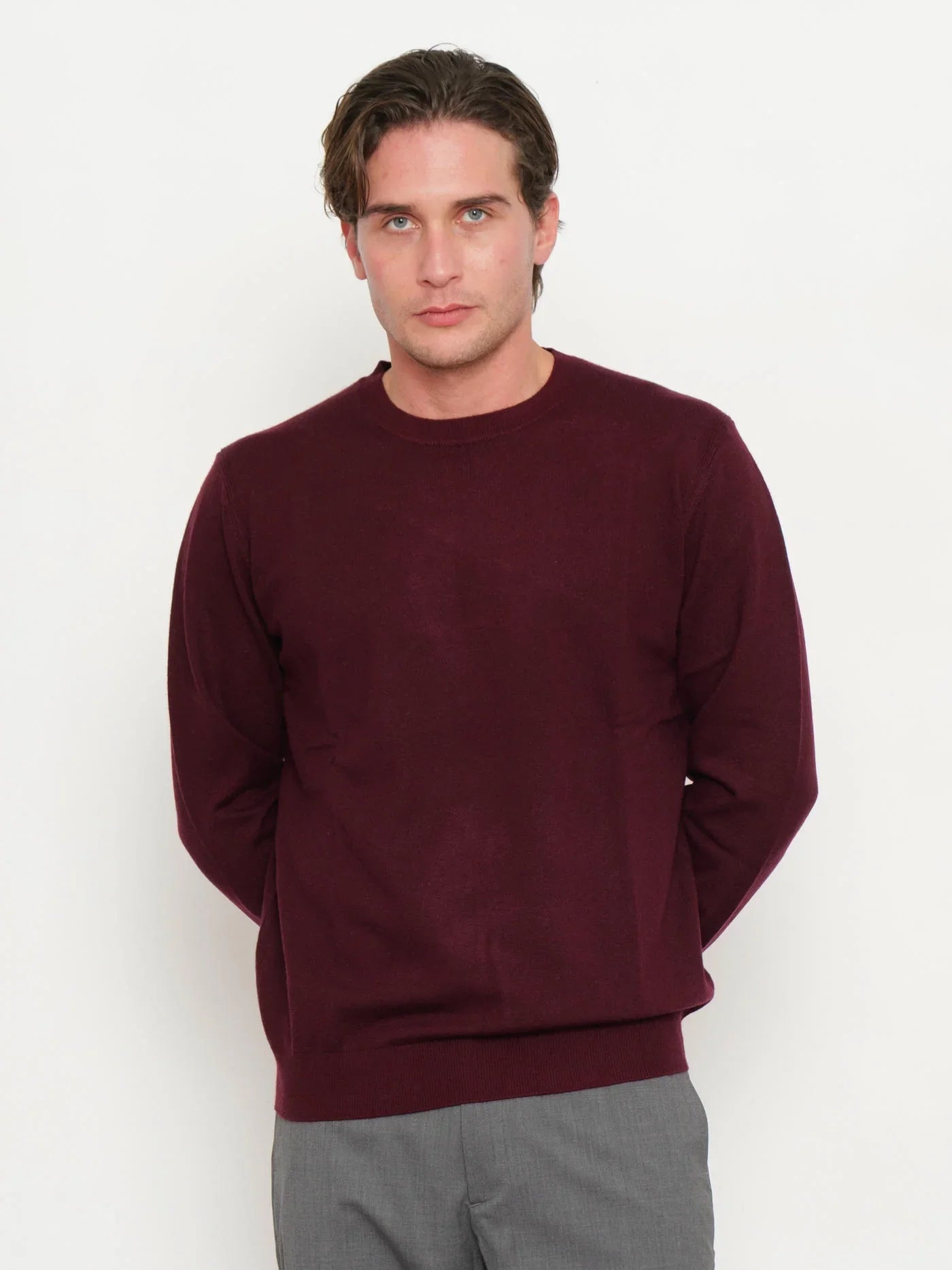 Maglione uomo girocollo prugna in lana, stile casual elegante, su sfondo bianco