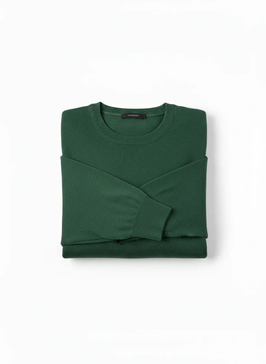 Maglione verde bosco uomo in lana, girocollo, piegato su sfondo bianco