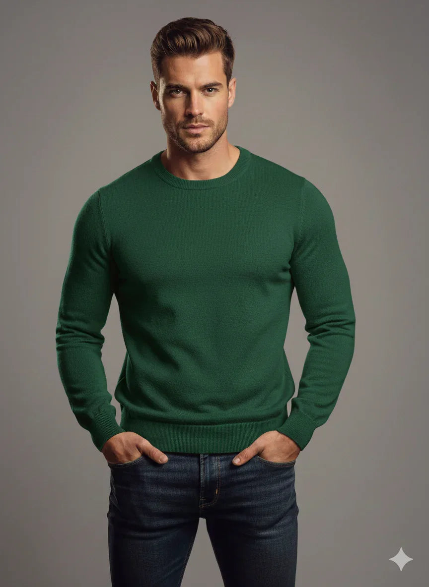 Maglione uomo verde bosco a girocollo in maglia, indossato con jeans, stile casual