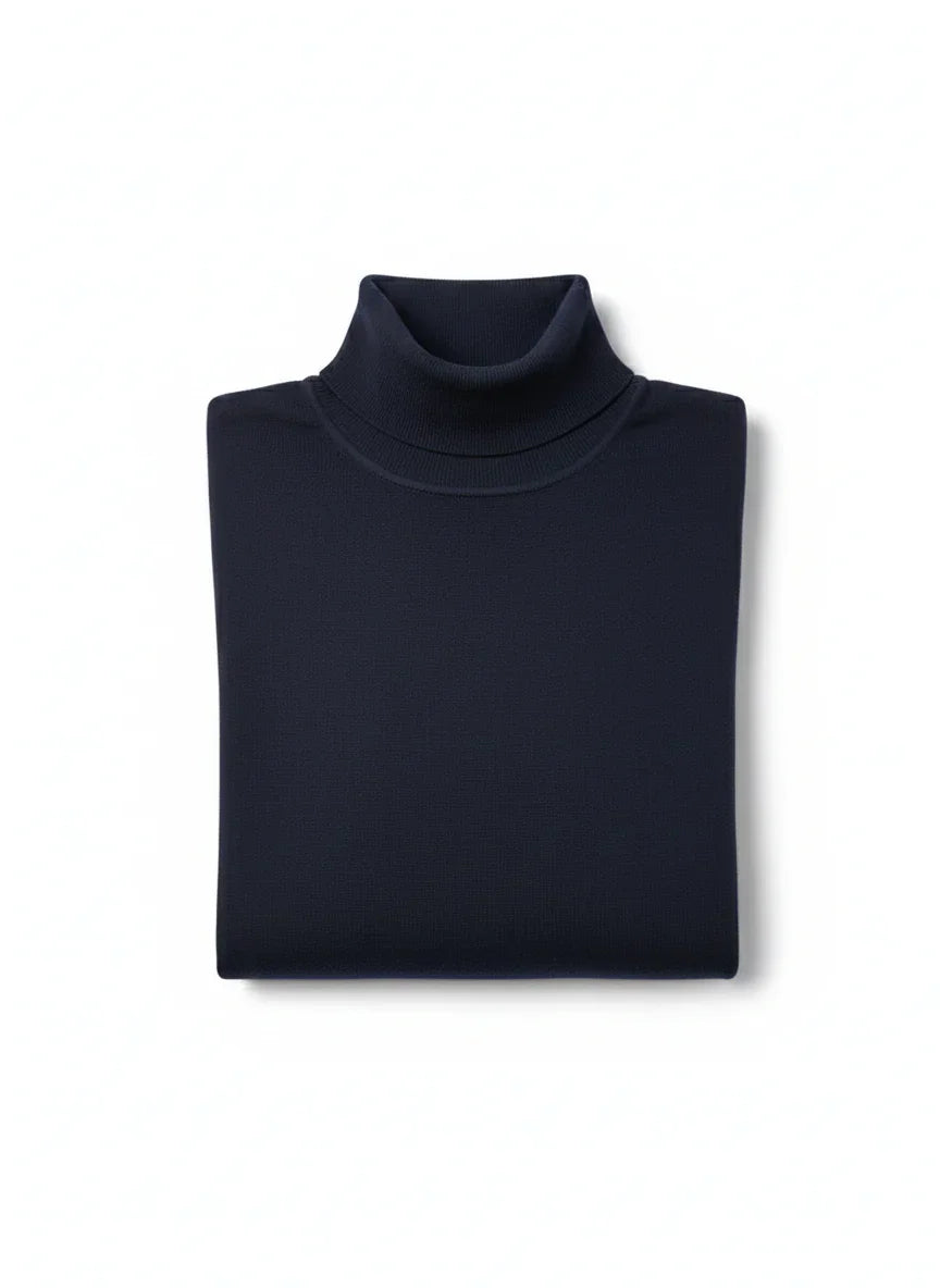 Maglia dolcevita uomo blu notte in maglia, piegata su sfondo bianco