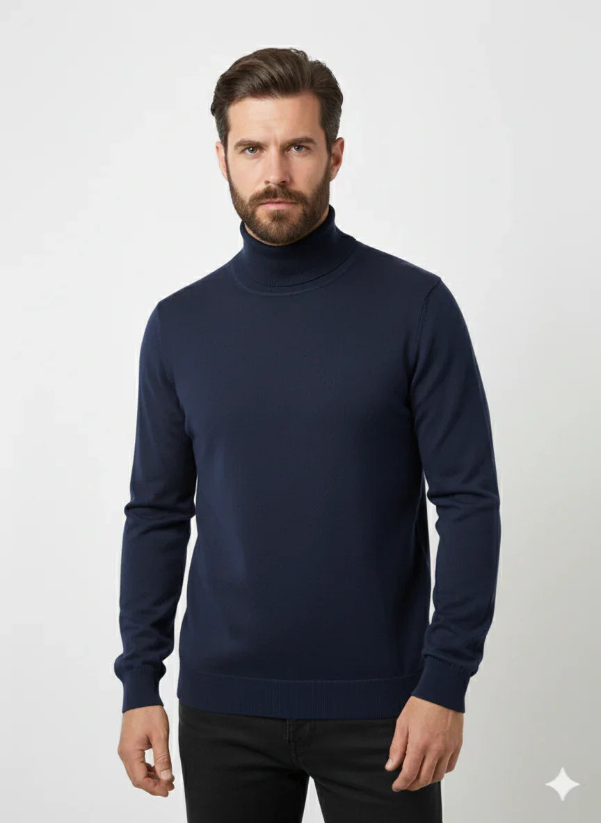 Maglione uomo blu notte a collo alto, modello dolcevita, sfondo neutro.
