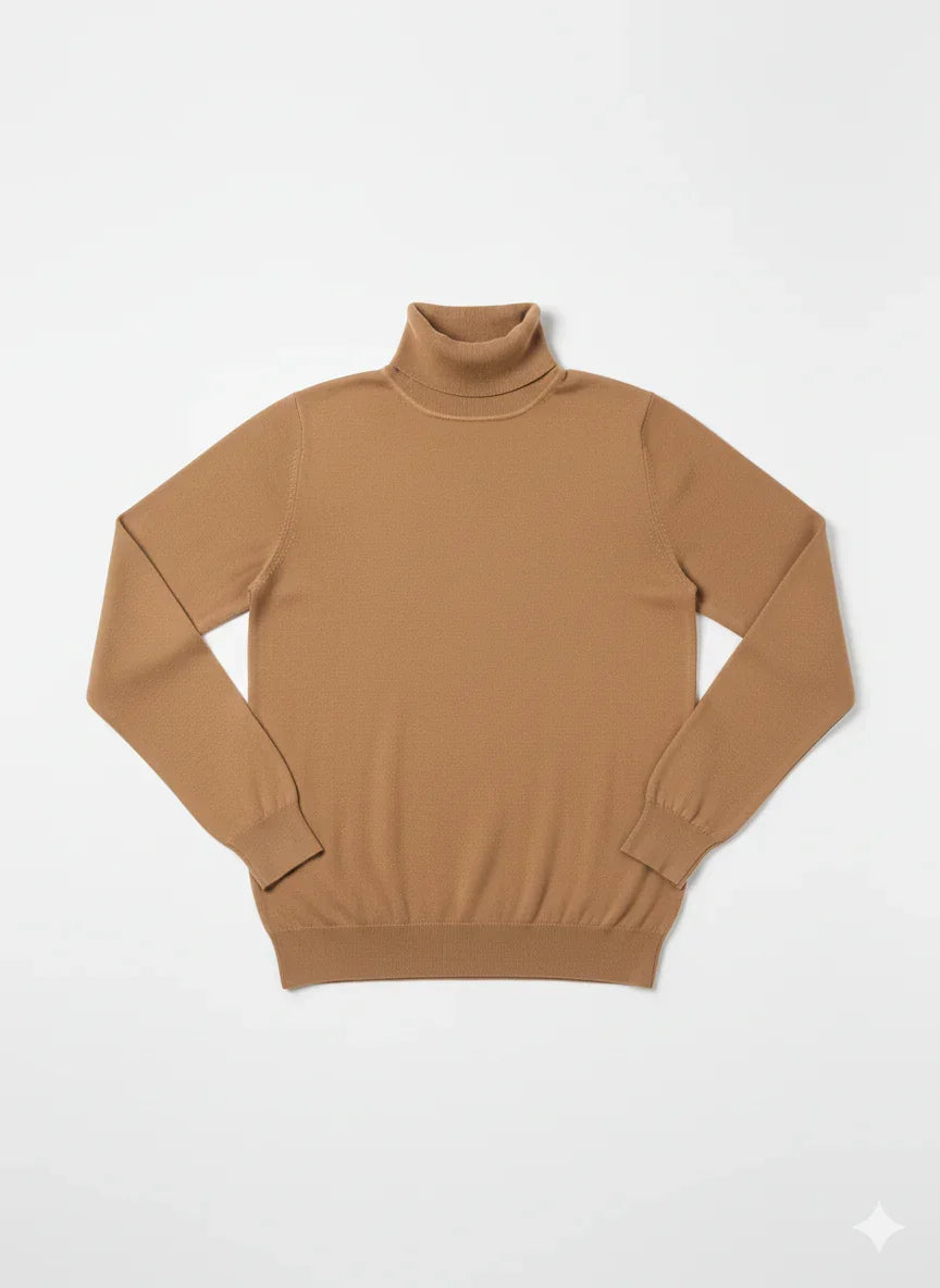 Maglione dolcevita uomo color cammello a maniche lunghe, stile classico, su fondo bianco