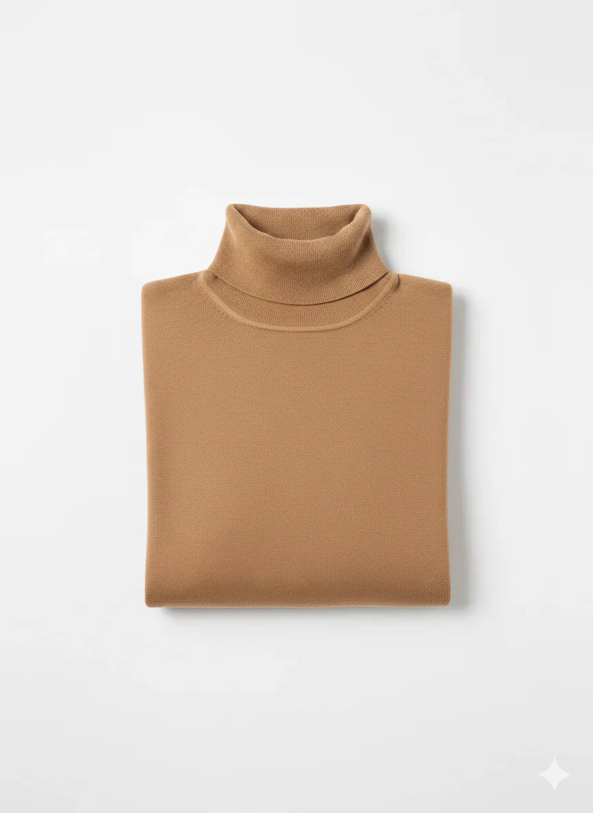 Maglione dolcevita uomo cammello in maglia, piegato su sfondo bianco, stile elegante