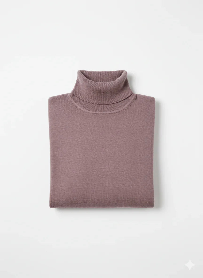 Maglione dolcevita lilla da uomo, piegato, su sfondo bianco, tessuto a maglia fine