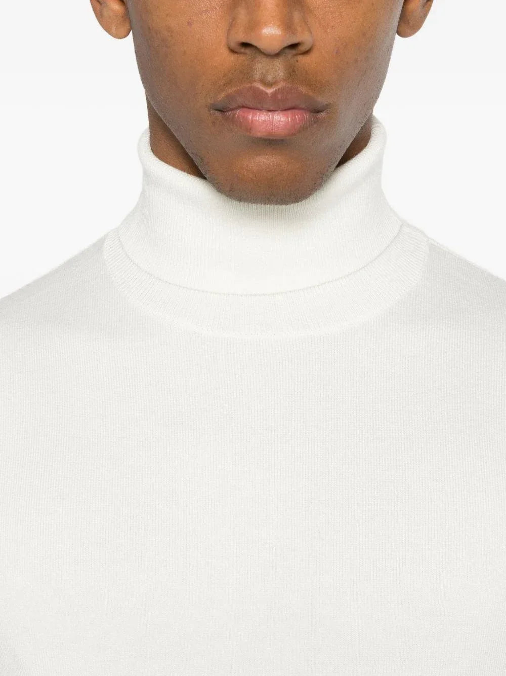 Maglione dolcevita uomo in maglia naturale, dettaglio collo alto aderente