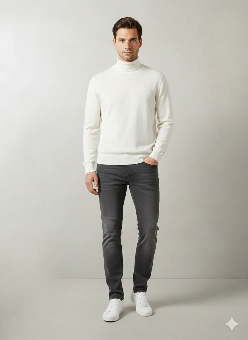 Maglione dolcevita uomo beige, vestibilità slim, abbinato a jeans grigi e sneakers bianche.