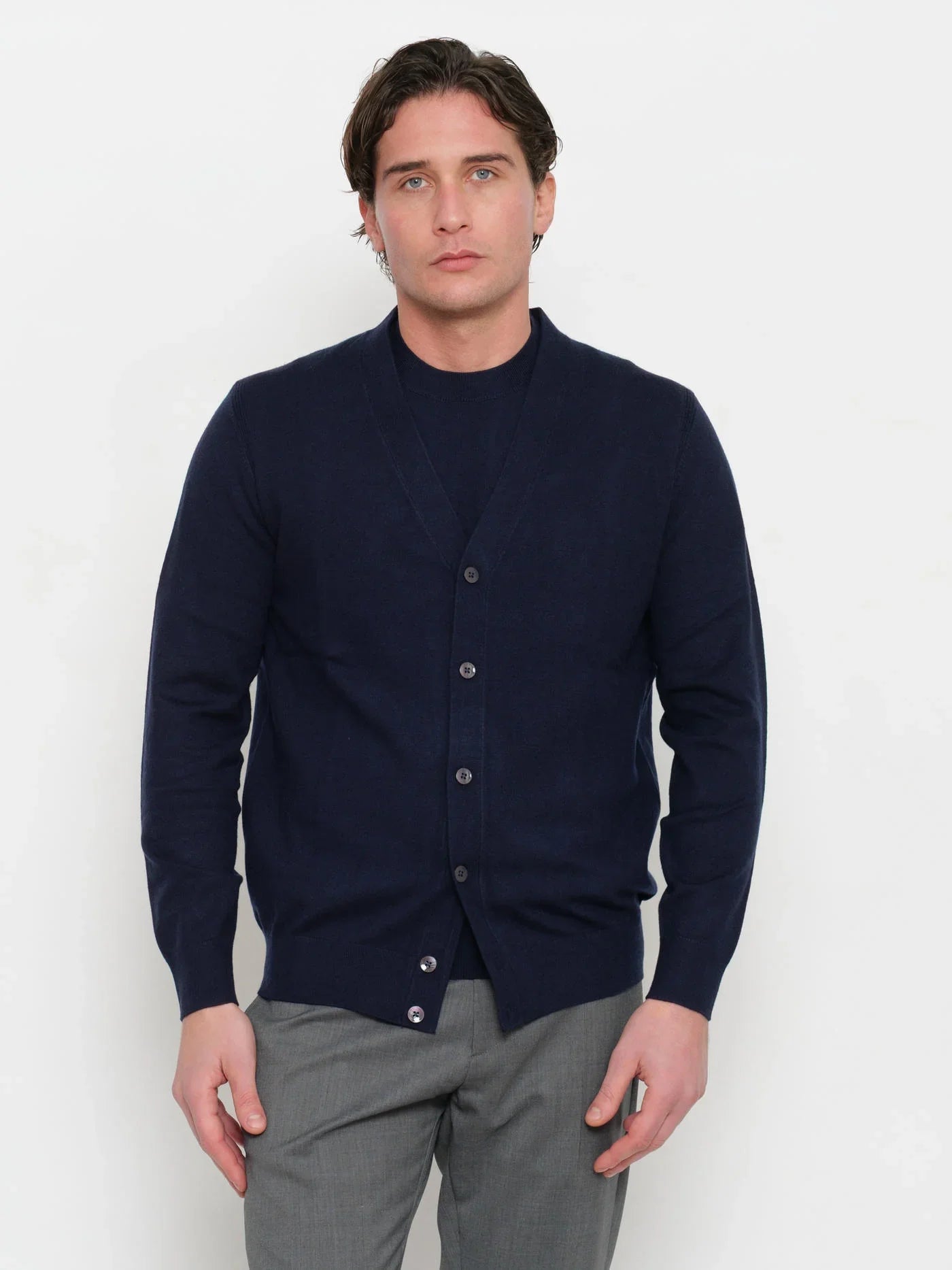 Cardigan uomo blu notte a maniche lunghe, chiusura a bottoni, stile elegante