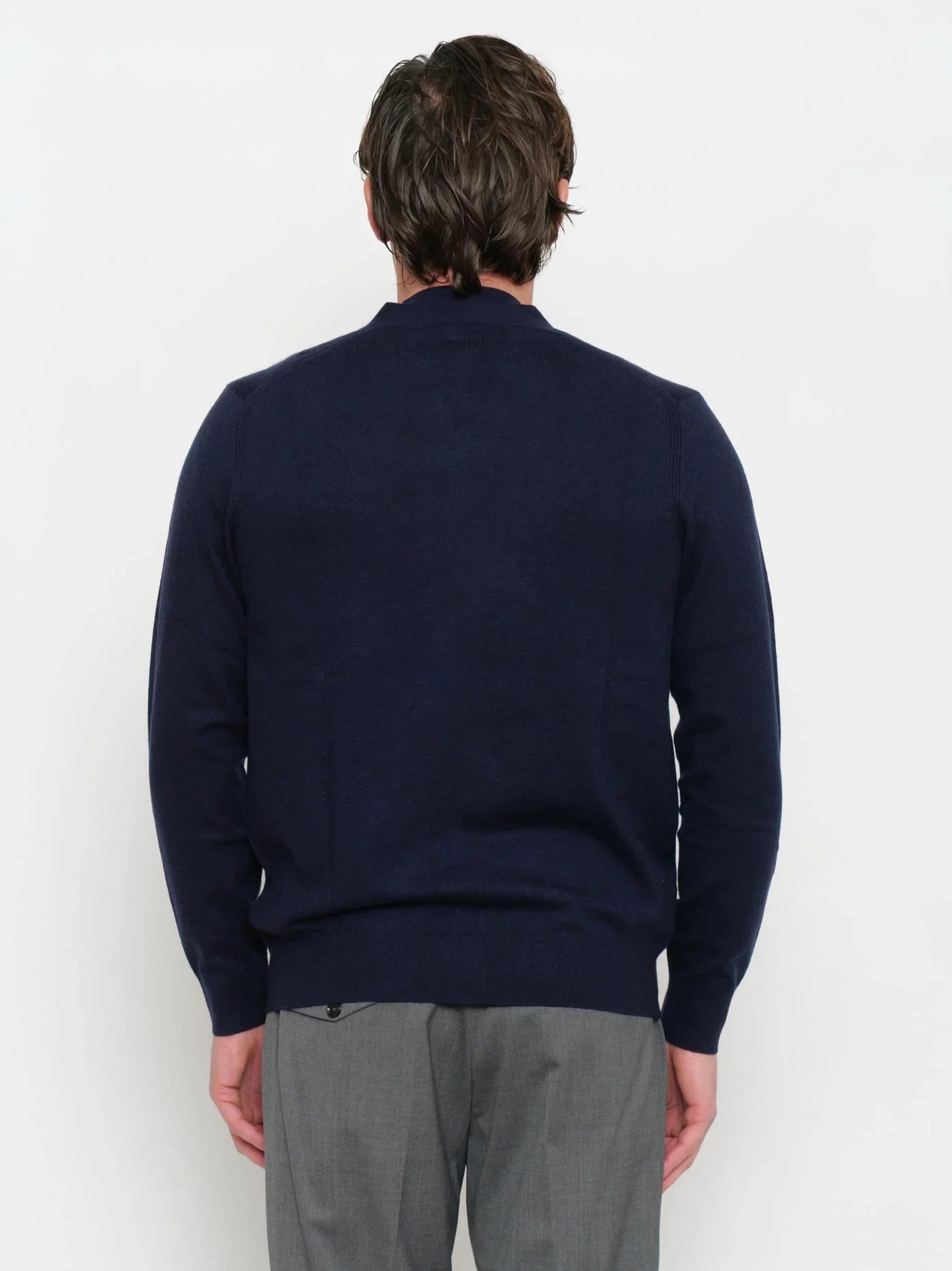 Cardigan blu notte uomo visto da dietro, abbigliamento elegante, sfondo bianco