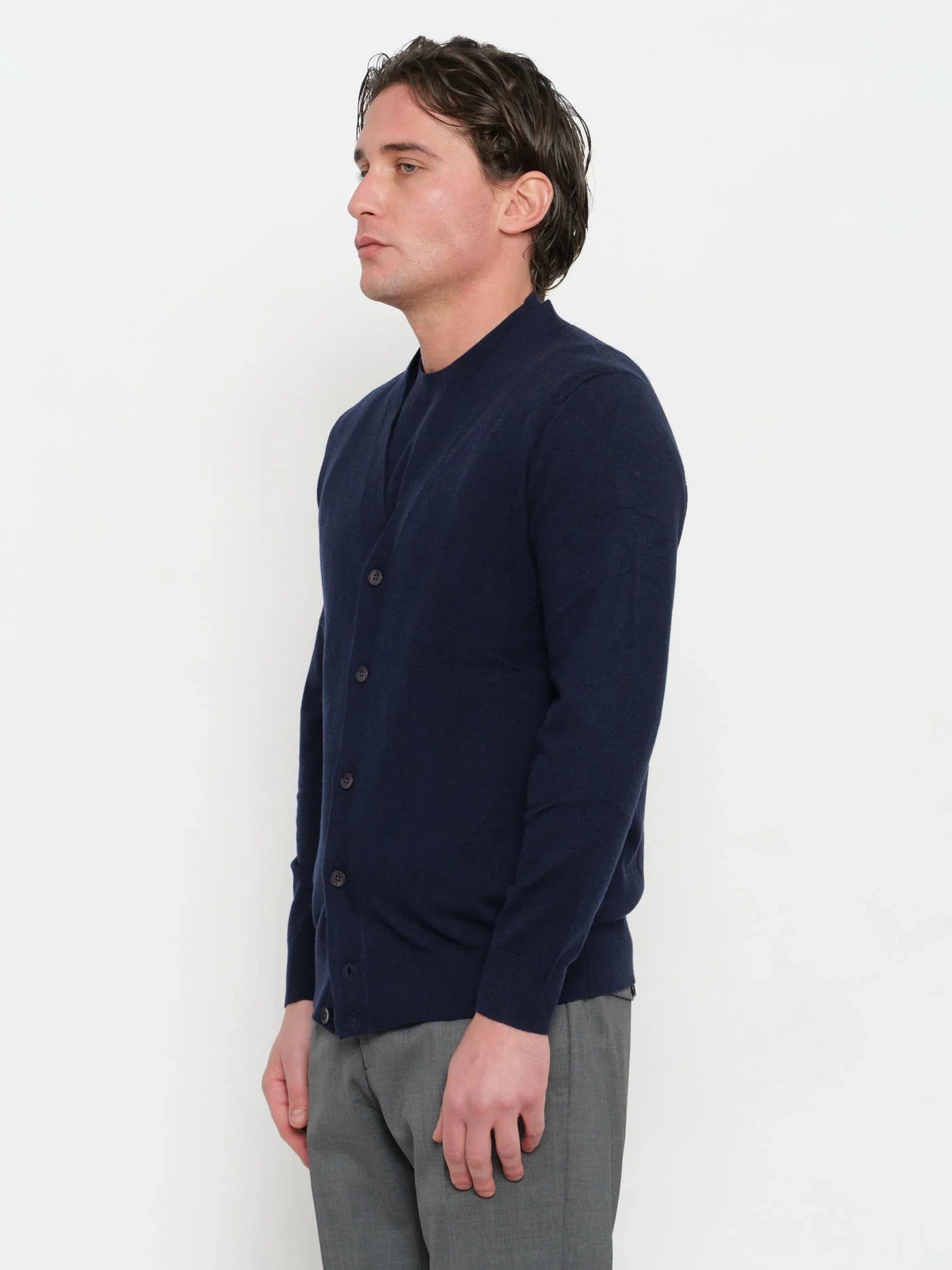 Cardigan uomo blu notte a maniche lunghe con bottoni, look elegante, moda maschile