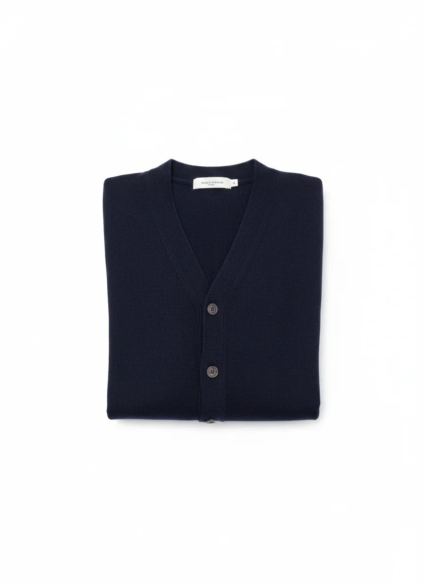 Cardigan blu notte da uomo, modello con bottoni e scollo a V, piegato su sfondo bianco.