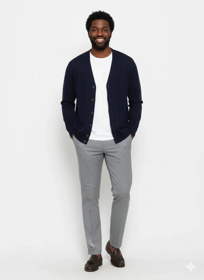 Cardigan uomo blu notte a maniche lunghe, stile casual, indossato su t-shirt bianca
