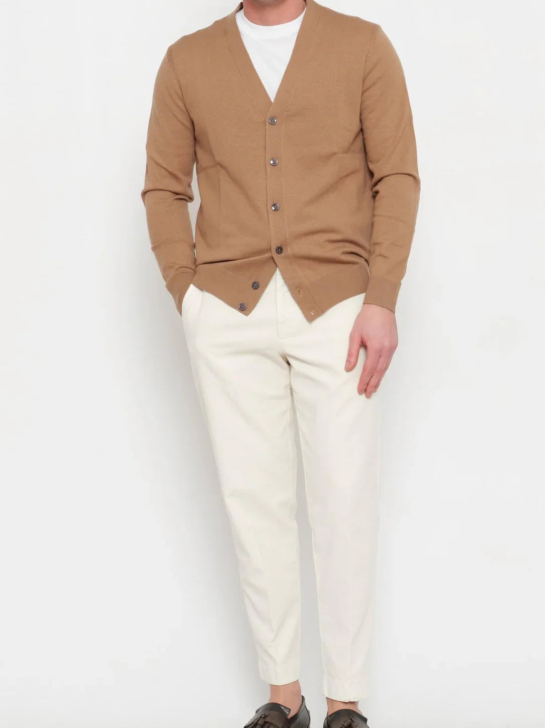 cardigan cammello uomo a bottoni, stile casual elegante, abbinato a pantaloni chiari