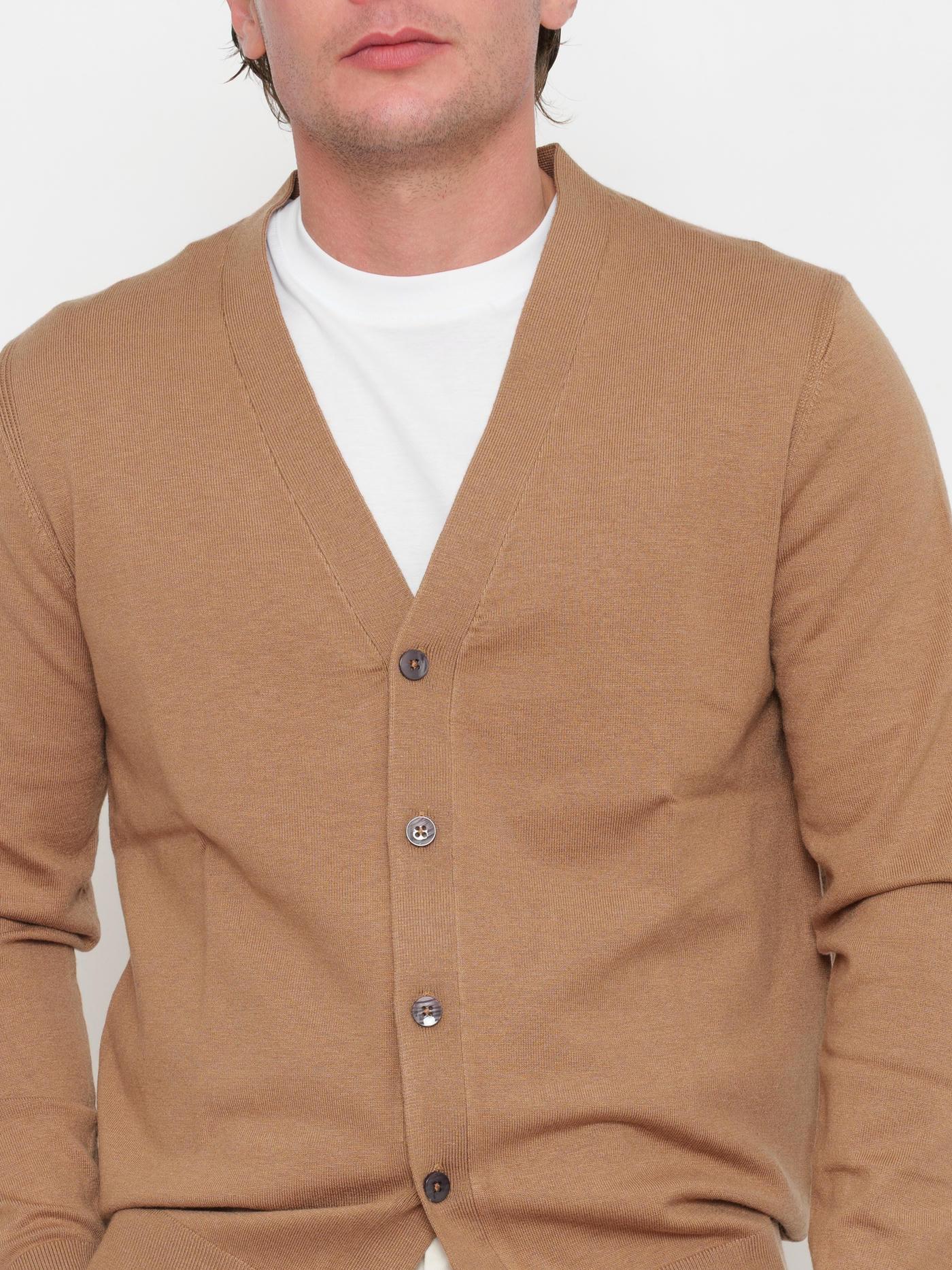 Cardigan uomo cammello a manica lunga con bottoni, indossato su t-shirt bianca