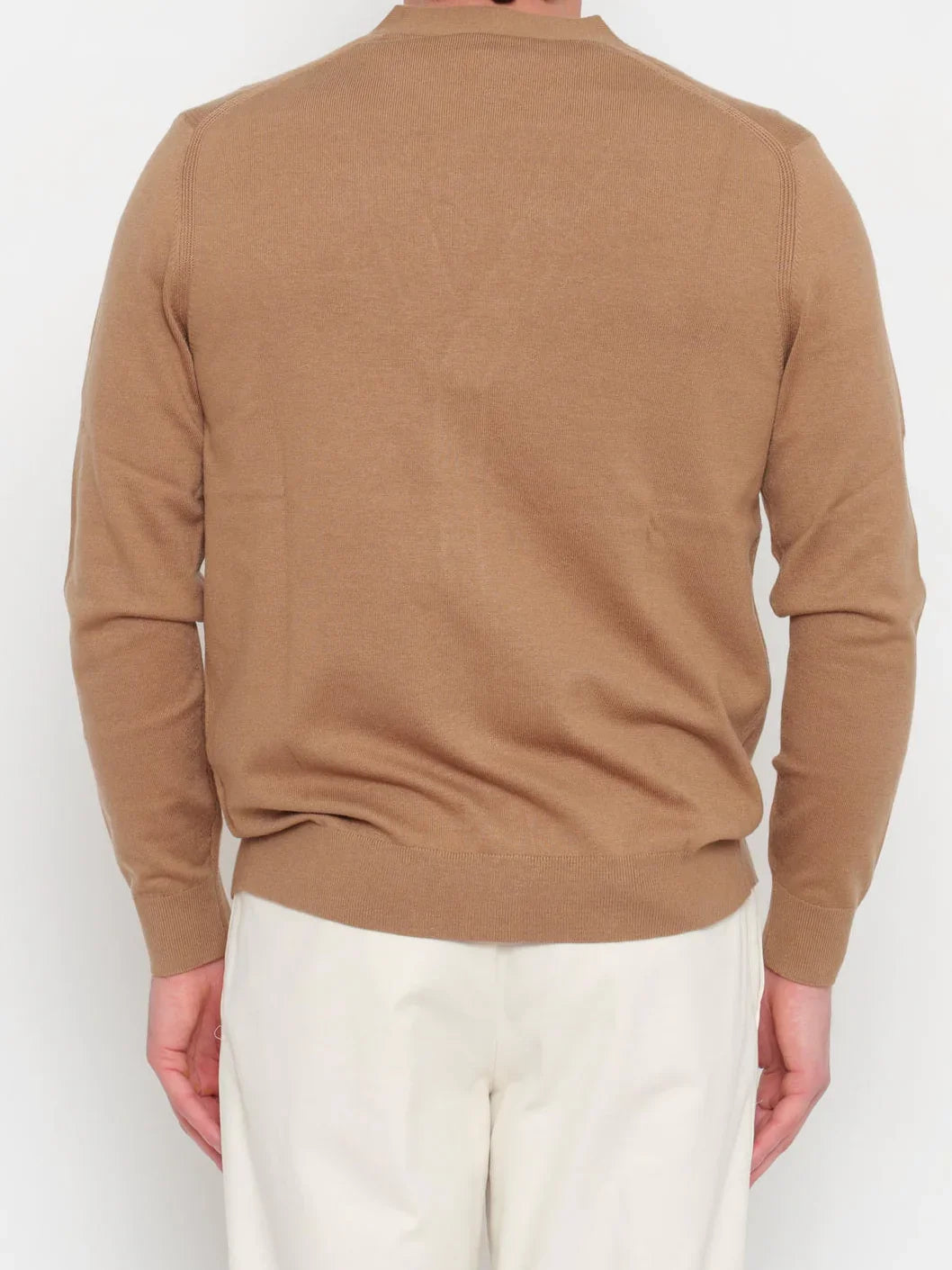 Cardigan uomo cammello in maglia leggera, vista posteriore, abbinato a pantaloni chiari