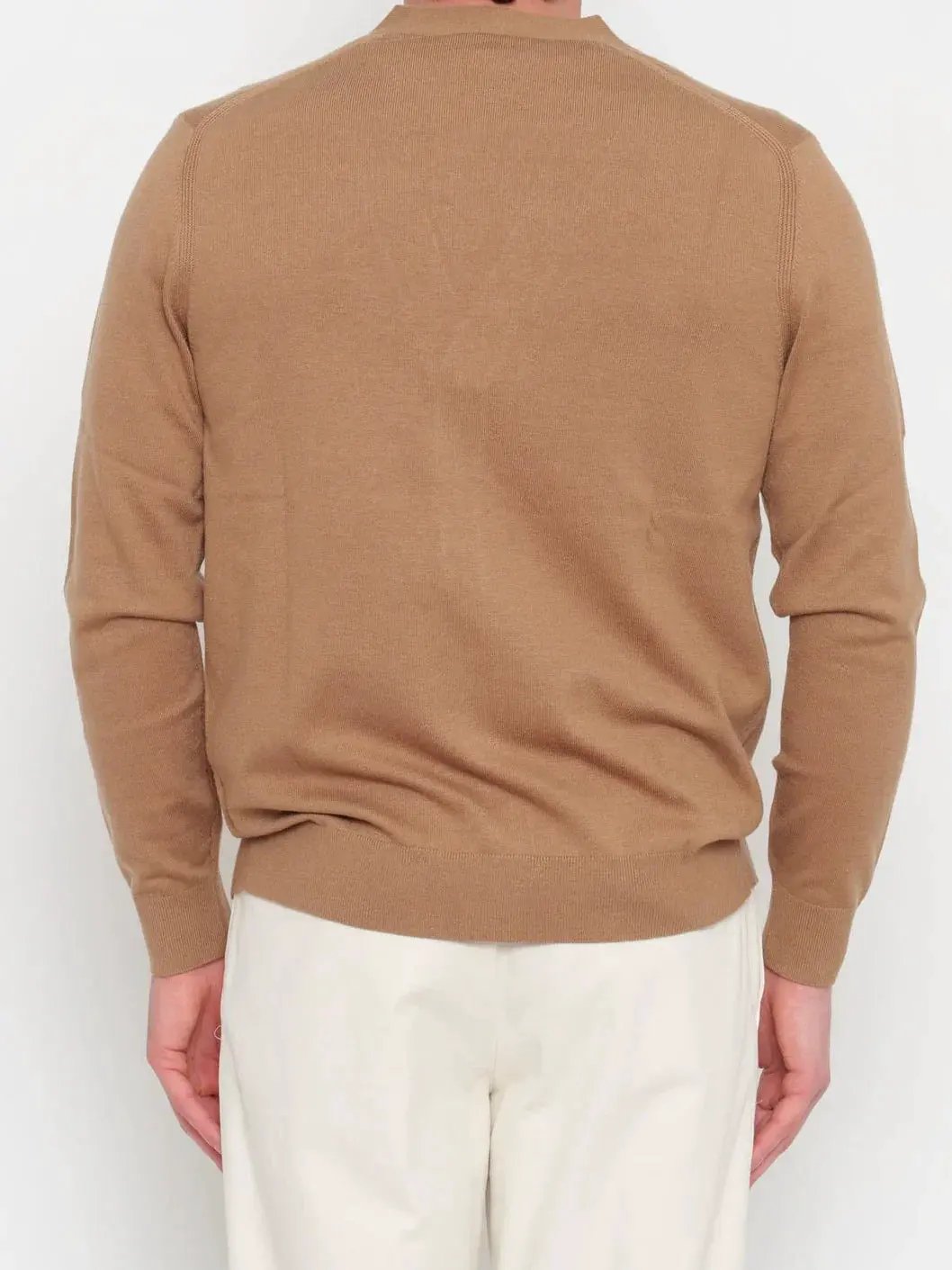Cardigan uomo cammello in maglia leggera, vista posteriore, abbinato a pantaloni chiari