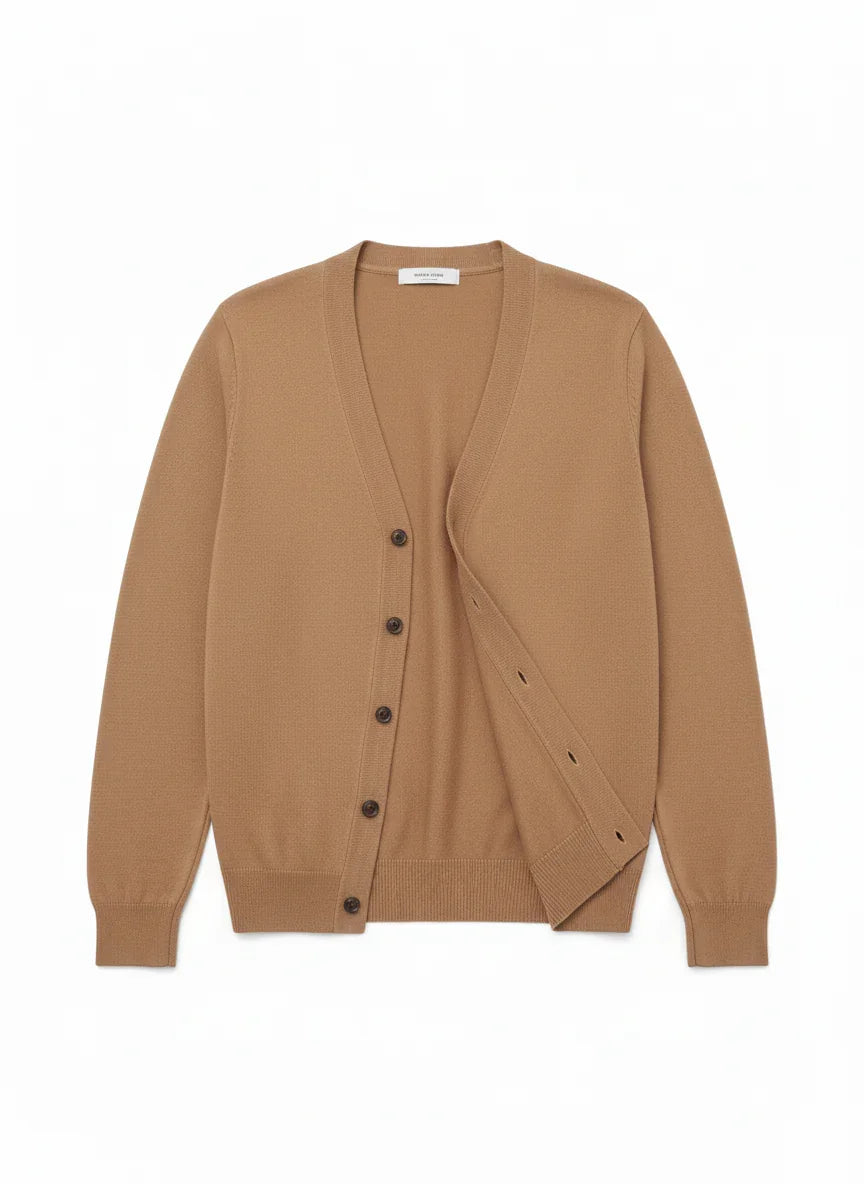 Cardigan uomo cammello in maglia, maniche lunghe, bottoni scuri, stile elegante.