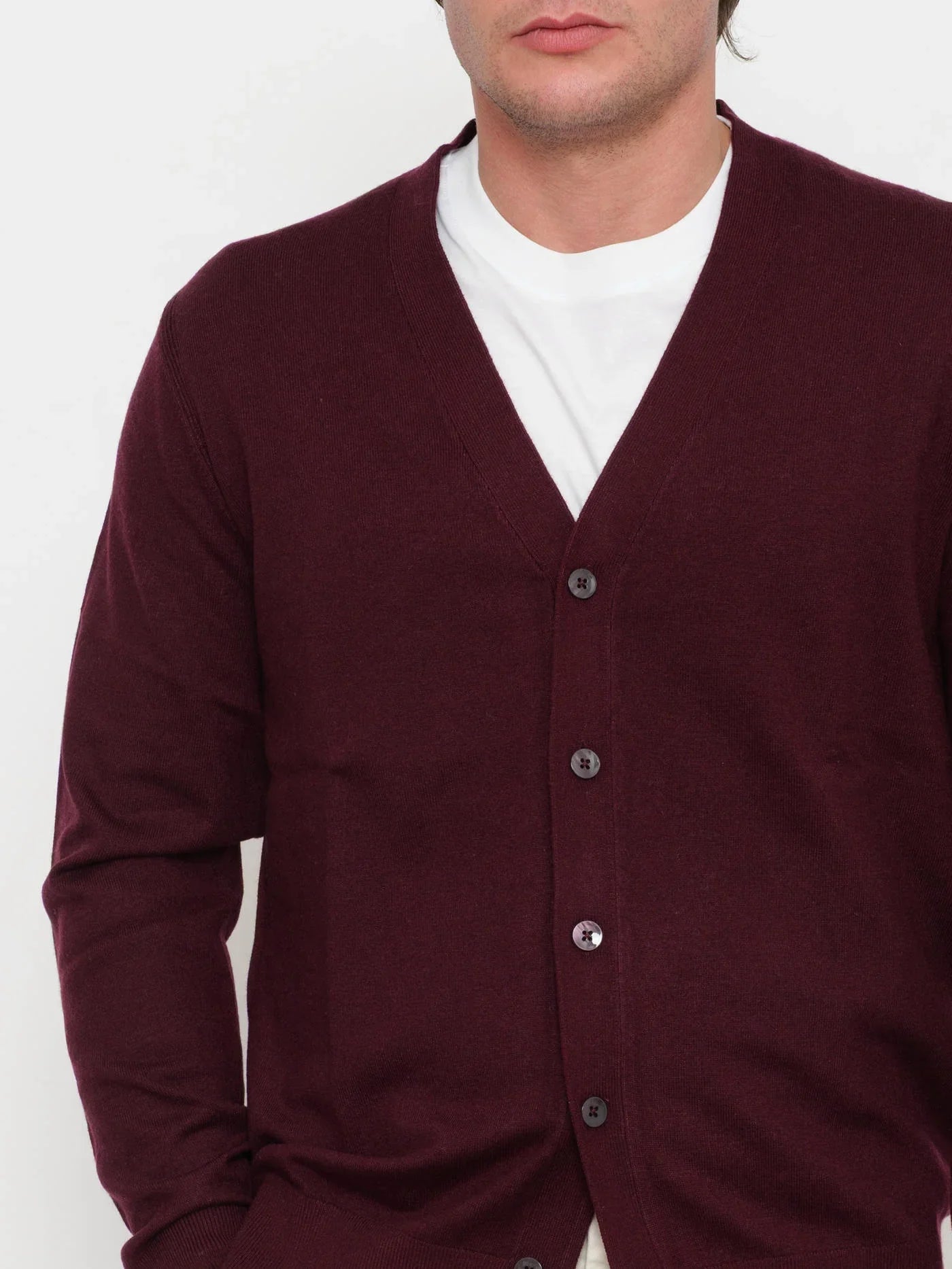 Cardigan uomo prugna in maglia, bottoni frontali, indossato su t-shirt bianca