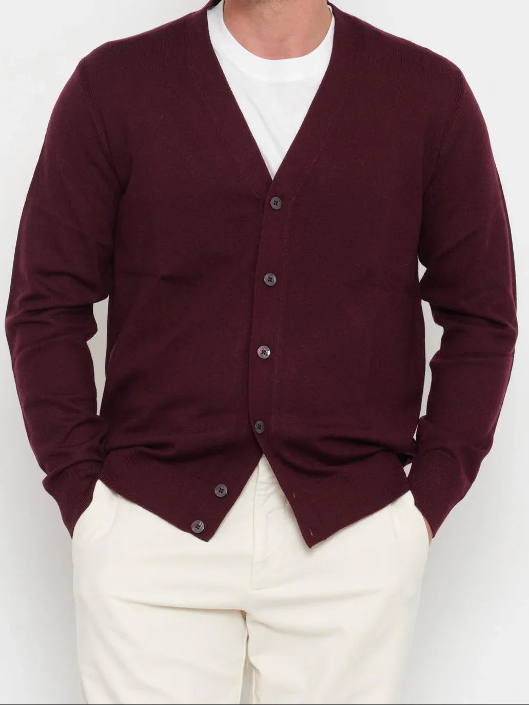 Cardigan uomo prugna a maniche lunghe con bottoni, indossato su t-shirt bianca e pantaloni chiari