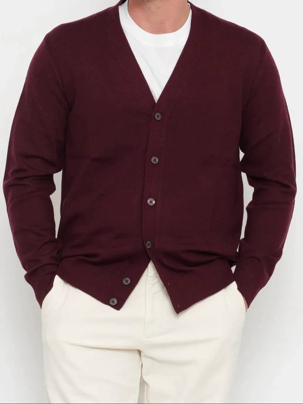 Cardigan uomo prugna a maniche lunghe con bottoni, indossato su t-shirt bianca e pantaloni chiari