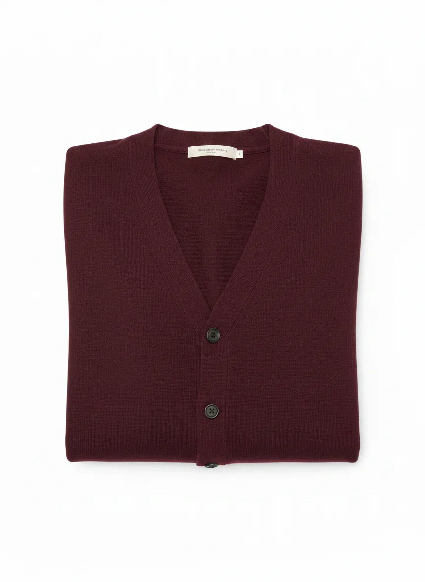 Cardigan uomo prugna con scollo a V e bottoni, maglieria elegante su sfondo bianco
