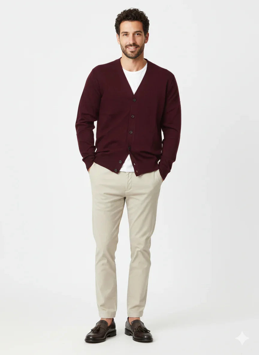 Cardigan uomo prugna a bottoni, indossato con pantaloni beige e mocassini marroni