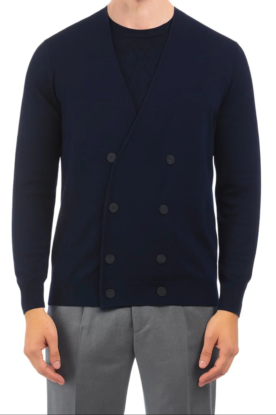 Cardigan uomo blu notte doppio petto, maniche lunghe, stile elegante, indossato su pantaloni grigi