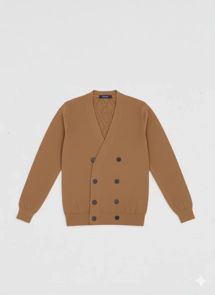 Cardigan uomo cammello doppio petto, bottoni neri, lavorazione trapuntata elegante
