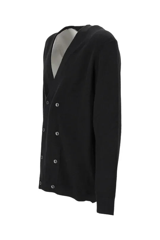 Cardigan nero uomo doppio petto, manica lunga, stile elegante su sfondo bianco