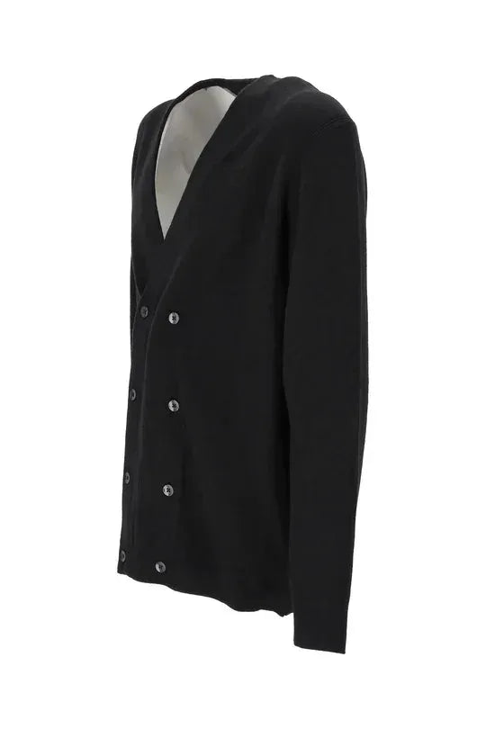 Cardigan nero uomo doppio petto, manica lunga, stile elegante su sfondo bianco