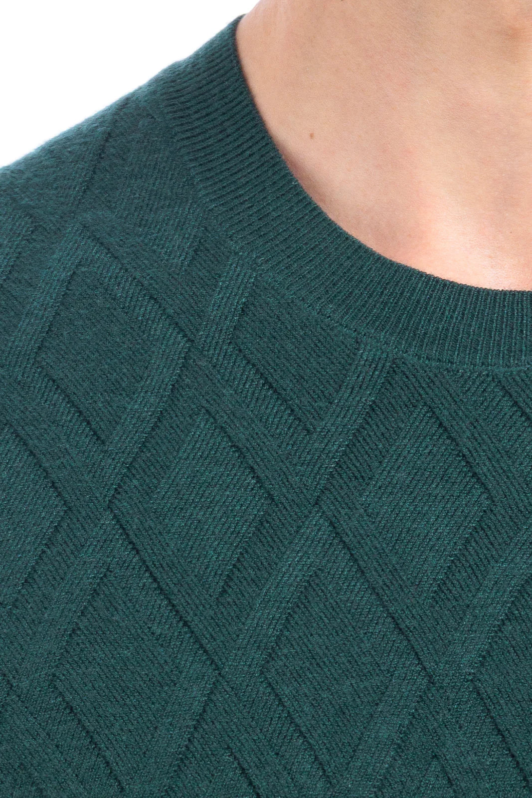 Maglia verde bosco a girocollo con lavorazione a rilievo geometrica, dettaglio tessuto uomo