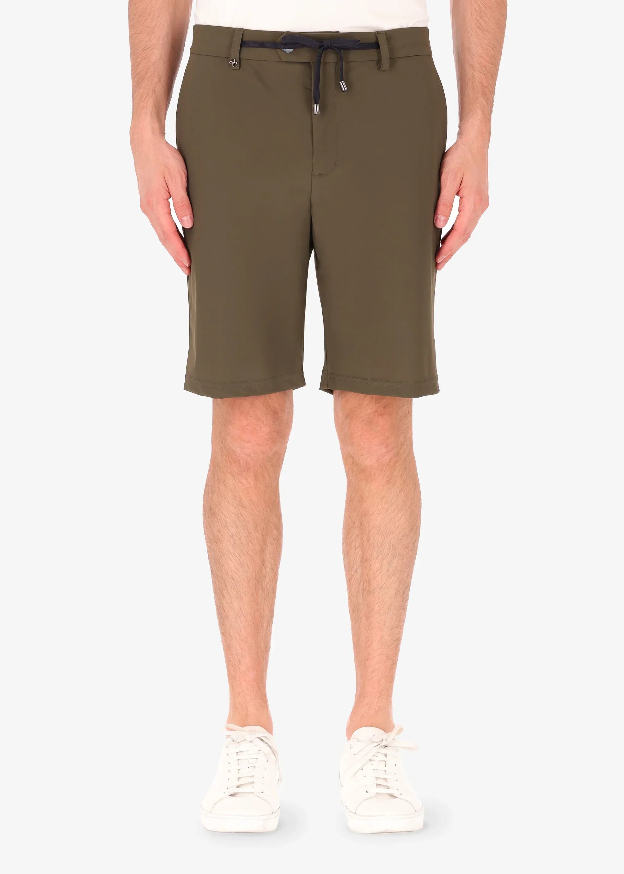 Bermuda uomo verde oliva in tessuto tecnico con coulisse, stile casual estivo