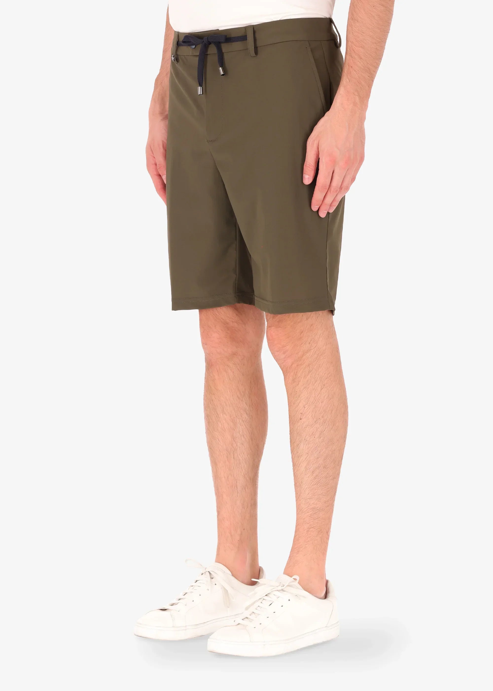 Bermuda uomo verde oliva con coulisse, vestibilità regular, stile casual elegante.