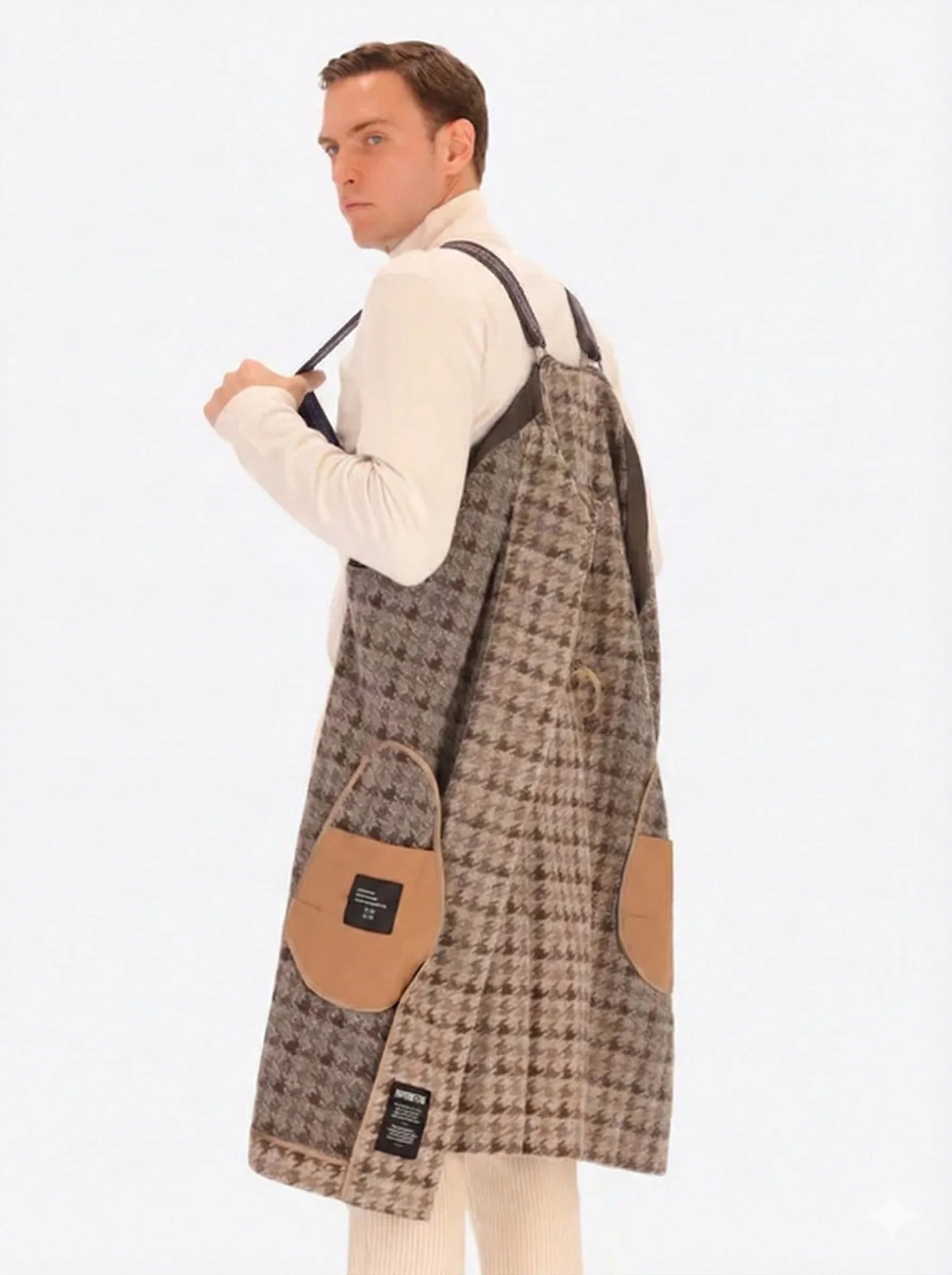 Cappotto uomo pied de poule marrone con tasche a contrasto, indossato su dolcevita chiaro
