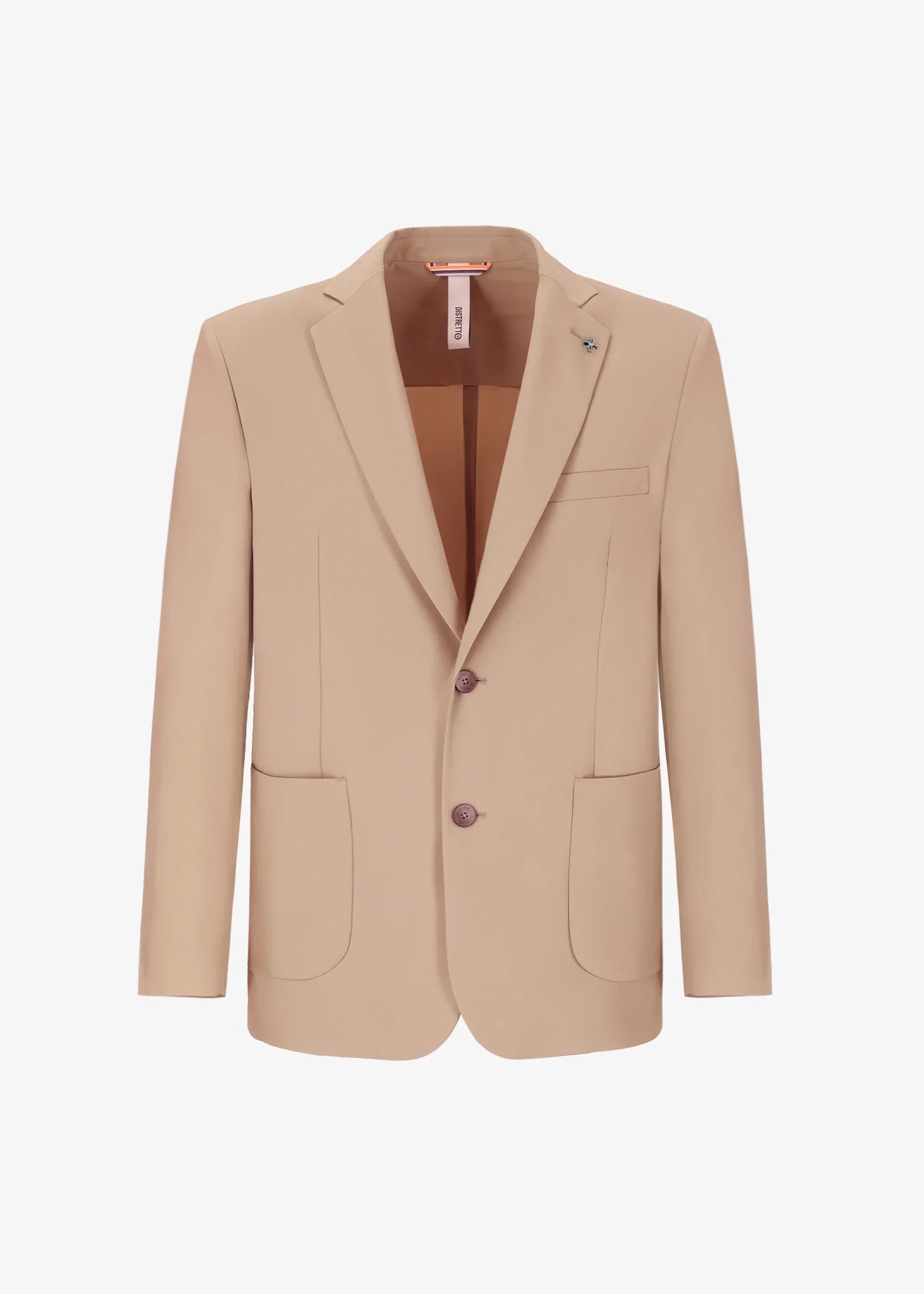 Giacca uomo beige elegante con due bottoni e tasche applicate su sfondo bianco.