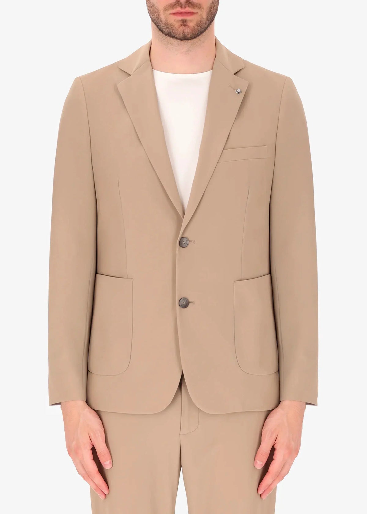 Giacca uomo beige elegante, due bottoni, tasche frontali, vestibilità moderna.