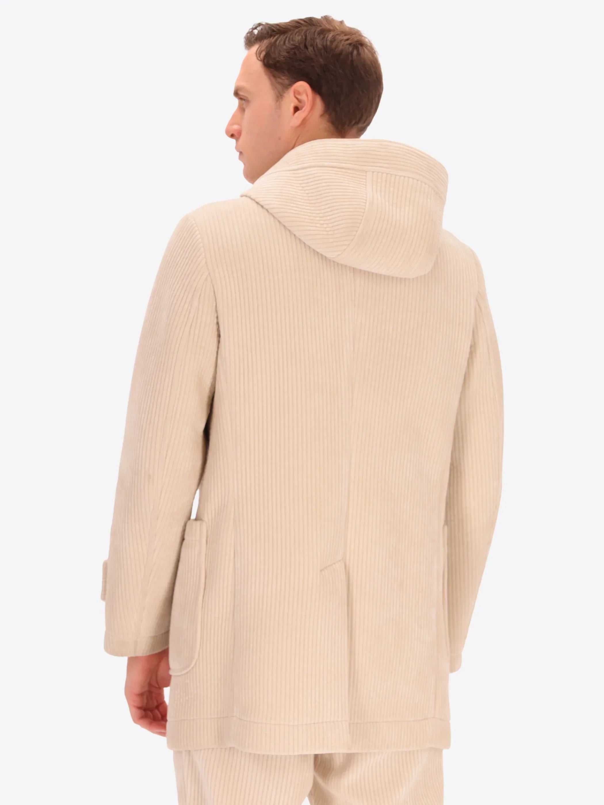 Cappotto uomo beige in velluto a coste con cappuccio, stile elegante, visto da dietro.