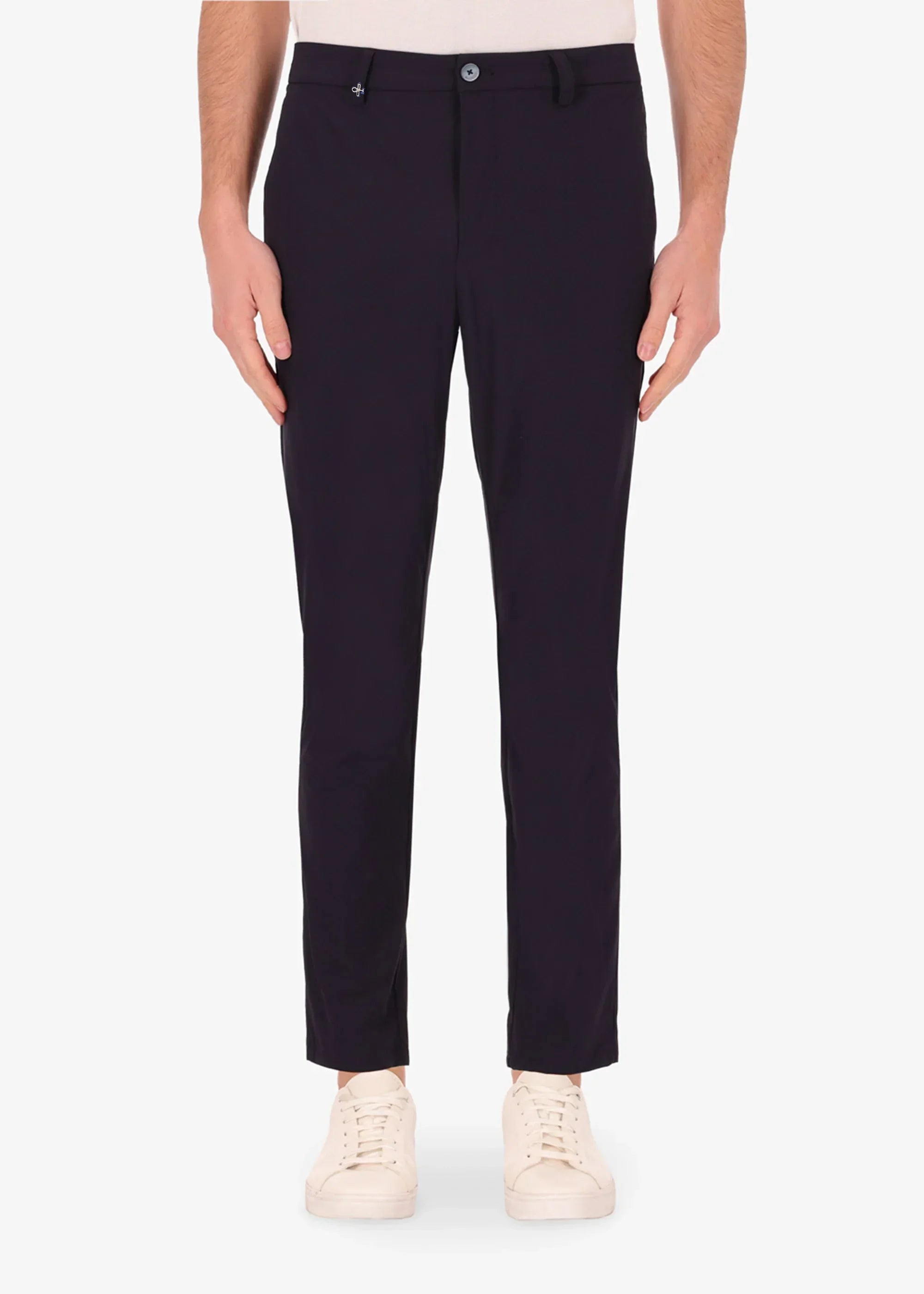 Pantalone uomo nero elegante vestibilità slim, abbigliamento moderno su sfondo bianco