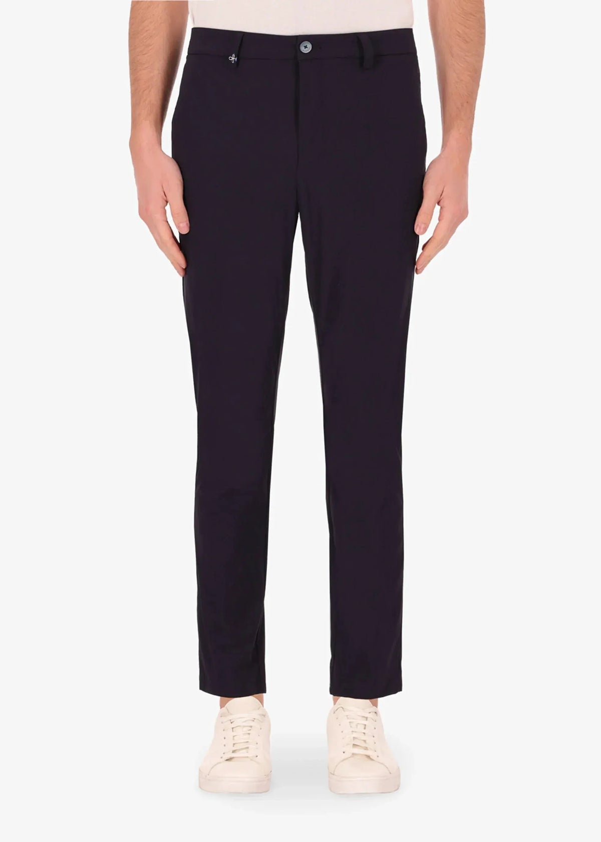 Pantalone uomo nero elegante vestibilità slim, abbigliamento moderno su sfondo bianco